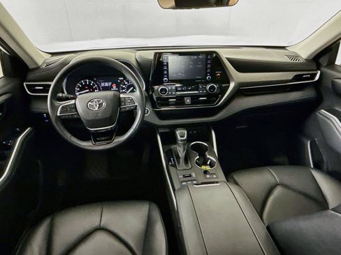 Used 2021 Toyota Highlander XLE AWD/4WD image 32