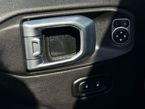 Used 2020 Jeep Wrangler Unlimited Sahara w/ LED Lighting Group AWD/4WD image 18