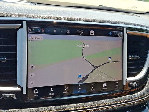 Used 2023 Chrysler Pacifica Pinnacle FWD image 14