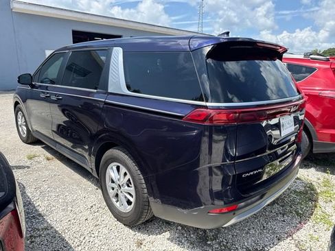 Used 2024 Kia Carnival LX FWD image 2