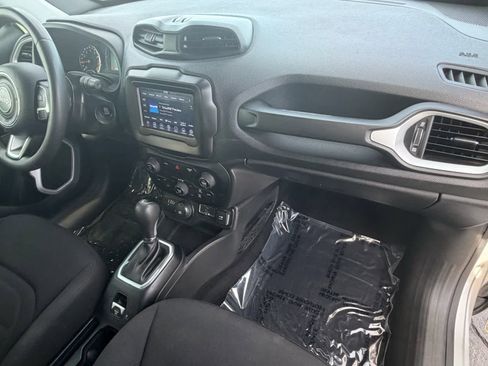 Used 2019 Jeep Renegade Latitude w/ Popular Equipment Group image 10