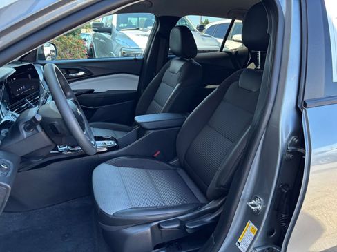 Used 2025 Chevrolet Trax LT FWD image 31