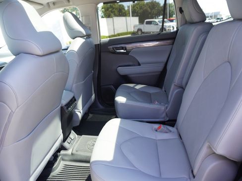 Used 2024 Toyota Highlander Platinum AWD/4WD image 15