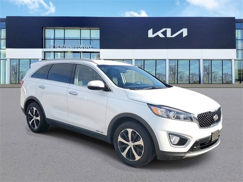Used 2017 Kia Sorento EX image 2
