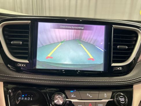 Used 2024 Chrysler Pacifica Select image 18