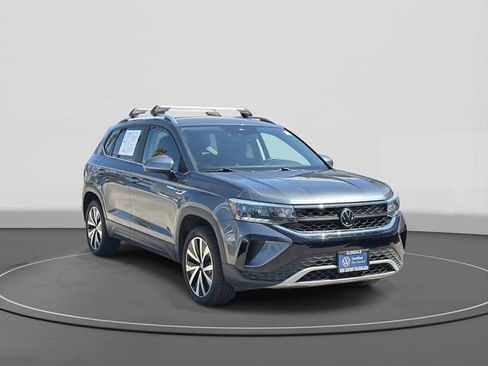 Used 2023 Volkswagen Taos SE FWD image 2