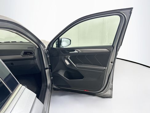 Used 2024 Volkswagen Tiguan SE FWD image 35