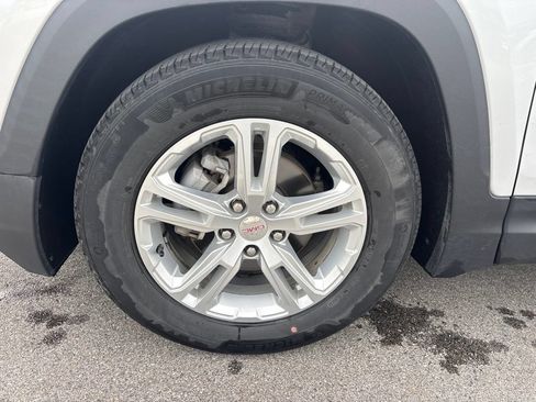 Used 2022 GMC Terrain SLE w/ Driver Convenience Package FWD image 4