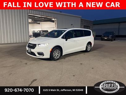 New 2026 Chrysler Pacifica Select