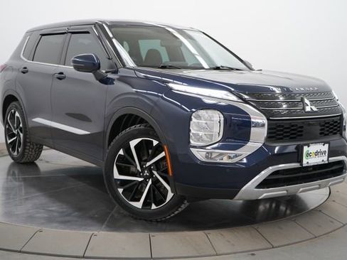Used 2023 Mitsubishi Outlander SE image 3