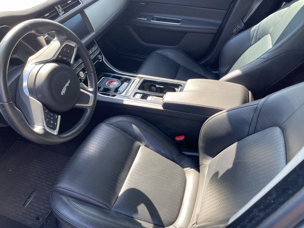 Used 2020 Jaguar XF Prestige RWD image 2