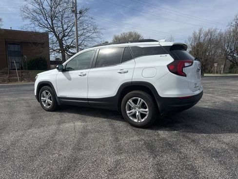 Used 2024 GMC Terrain SLE w/ Driver Convenience Package image 2