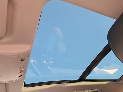 Certified 2022 Volkswagen Taos SEL w/ Panoramic Sunroof Package image 27