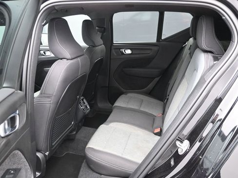 Used 2024 Volvo XC40 B5 Core AWD/4WD image 16