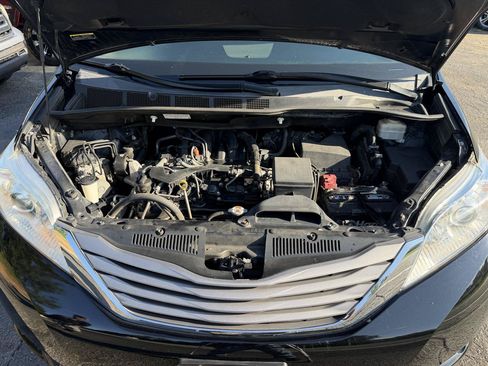 Used 2017 Toyota Sienna XLE w/ XLE Navigation Package FWD image 32
