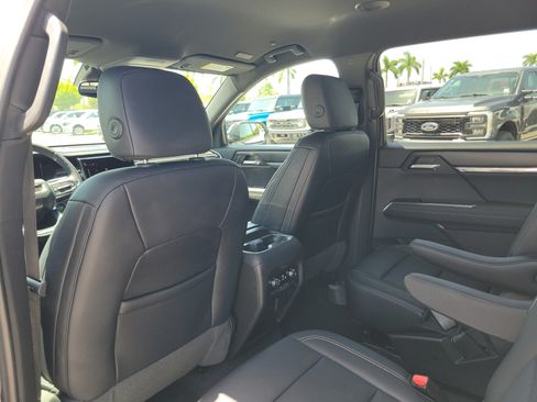 Used 2024 GMC Acadia Elevation w/ Luxury Package FWD image 15