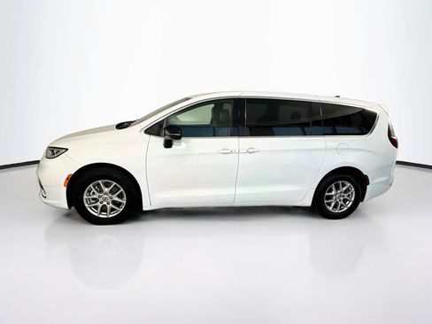 Used 2025 Chrysler Pacifica Select FWD image 8
