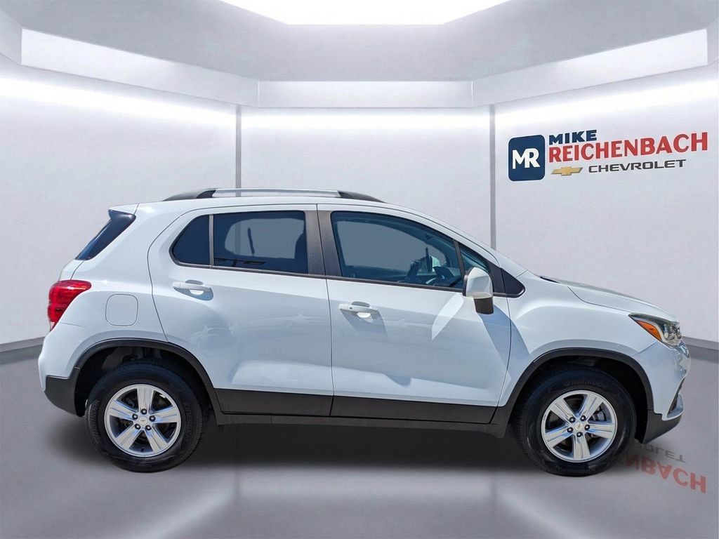 Used 2022 Chevrolet Trax LT w/ LT Convenience Package AWD/4WD image 3