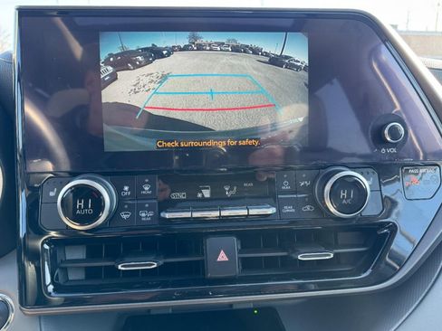Used 2023 Toyota Highlander XLE image 22