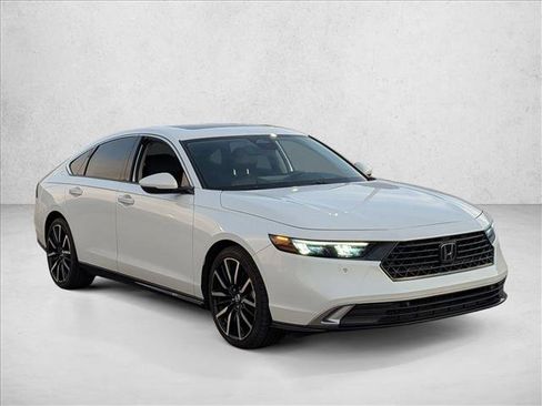 Used 2023 Honda Accord Touring image 3