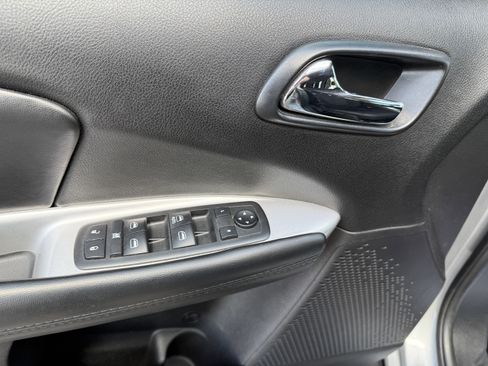 Used 2019 Dodge Journey SE FWD image 20