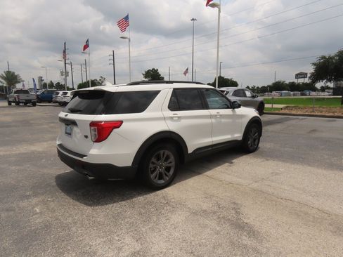 Used 2023 Ford Explorer XLT w/ Equipment Group 202A RWD image 11