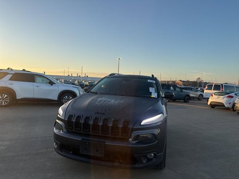 Used 2018 Jeep Cherokee Latitude w/ Altitude Package image 5