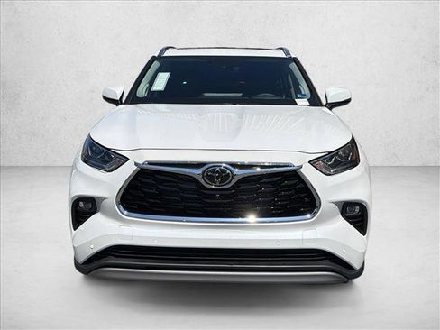 New 2026 Toyota Highlander Platinum AWD/4WD image 2