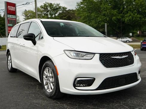 Used 2024 Chrysler Pacifica Touring-L FWD image 36