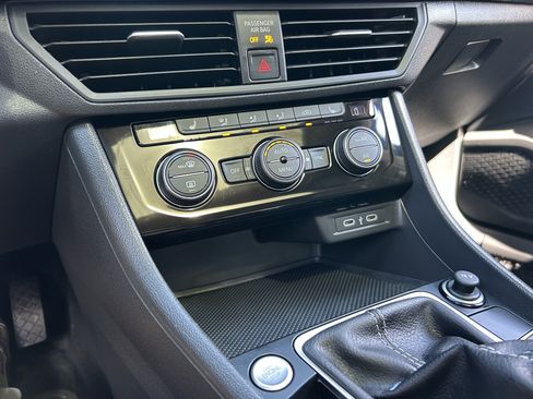 Used 2024 Volkswagen Jetta SE w/ Panoramic Sunroof Package FWD image 23