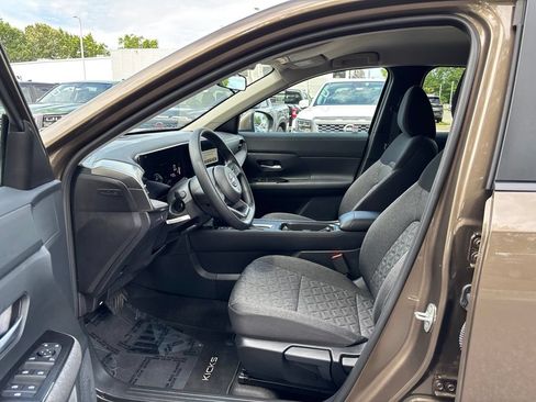 Used 2025 Nissan Kicks SV w/ Charging Package FWD image 2