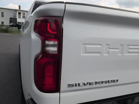 Used 2021 Chevrolet Silverado 2500 LTZ w/ Z71 Off-Road Package AWD/4WD image 17