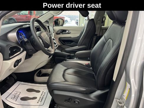 Used 2024 Chrysler Pacifica Touring-L image 12