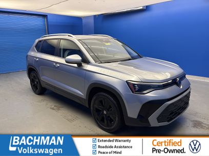 Used 2025 Volkswagen Taos SE w/ Panoramic Sunroof Package