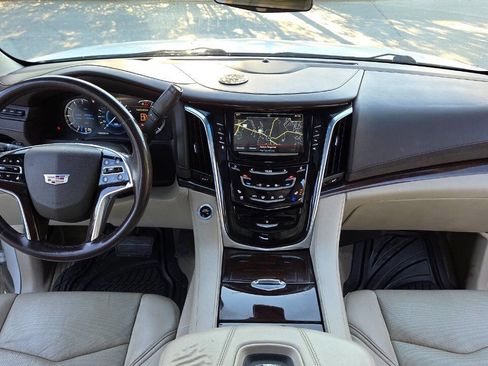 Used 2017 Cadillac Escalade Luxury AWD/4WD image 42