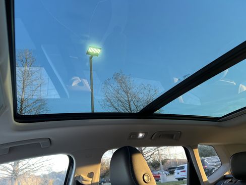 Used 2025 Volkswagen Taos SE w/ Panoramic Sunroof Package image 26