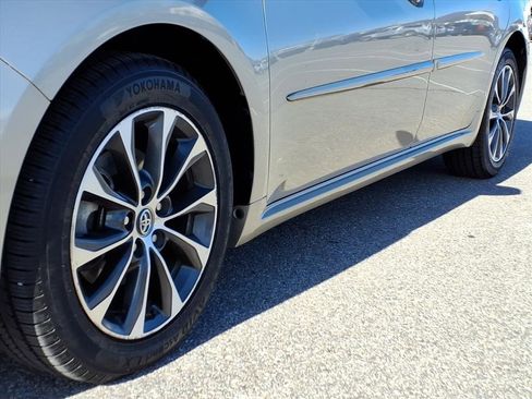 Used 2016 Toyota Avalon XLE image 11