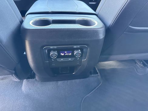 Used 2025 Chevrolet Suburban Premier image 17