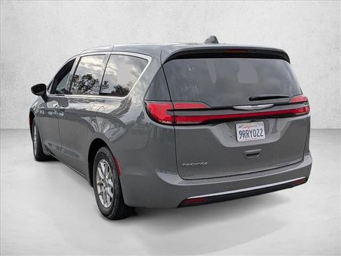 Used 2025 Chrysler Pacifica Select image 7