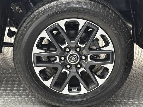 Used 2022 Toyota Tundra Limited w/ Power Package AWD/4WD image 9