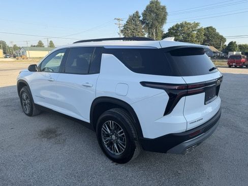 Used 2026 Chevrolet Traverse LT FWD image 3
