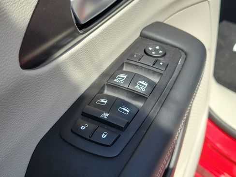 Used 2024 Chrysler Pacifica Touring-L FWD image 18