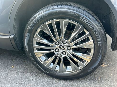 Used 2024 Toyota Venza XLE image 33