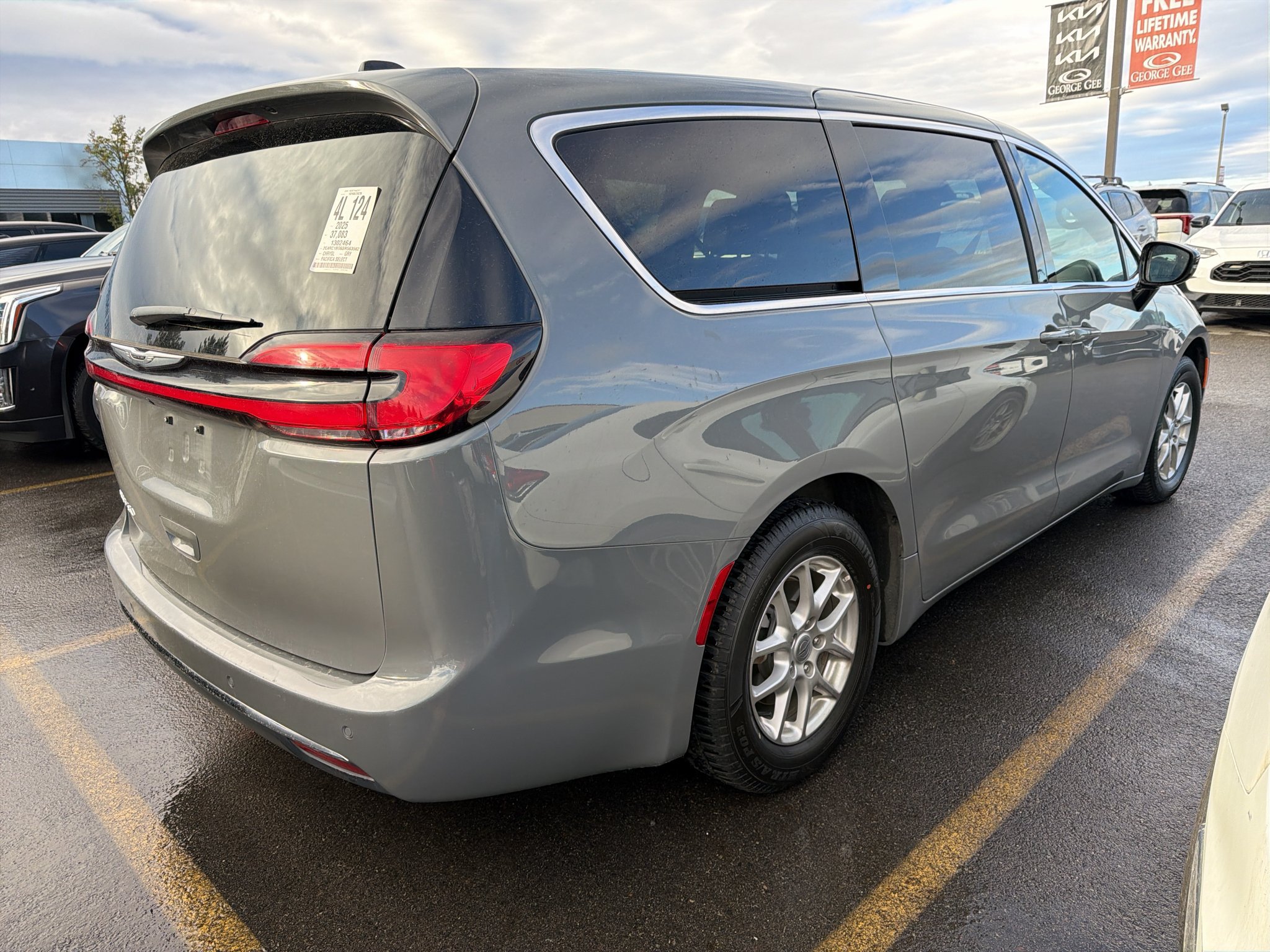 Used 2025 Chrysler Pacifica Select FWD image 4