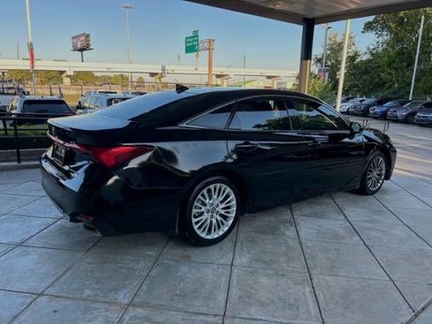 Used 2020 Toyota Avalon Limited image 4