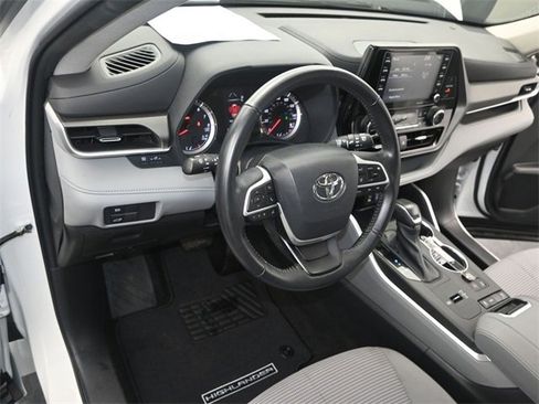 Used 2022 Toyota Highlander LE image 6