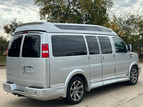 Used 2018 Chevrolet Express 2500 w/ Enhanced Convenience Package image 6