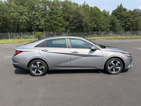 Used 2023 Hyundai Elantra Limited FWD image 4