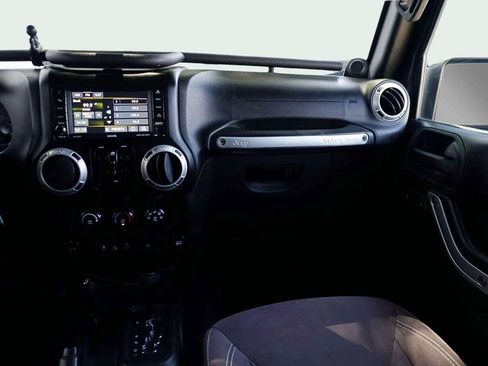 Used 2014 Jeep Wrangler Unlimited Sahara w/ Connectivity Group AWD/4WD image 32