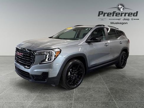 Used 2023 GMC Terrain SLE w/ Driver Convenience Package FWD image 10